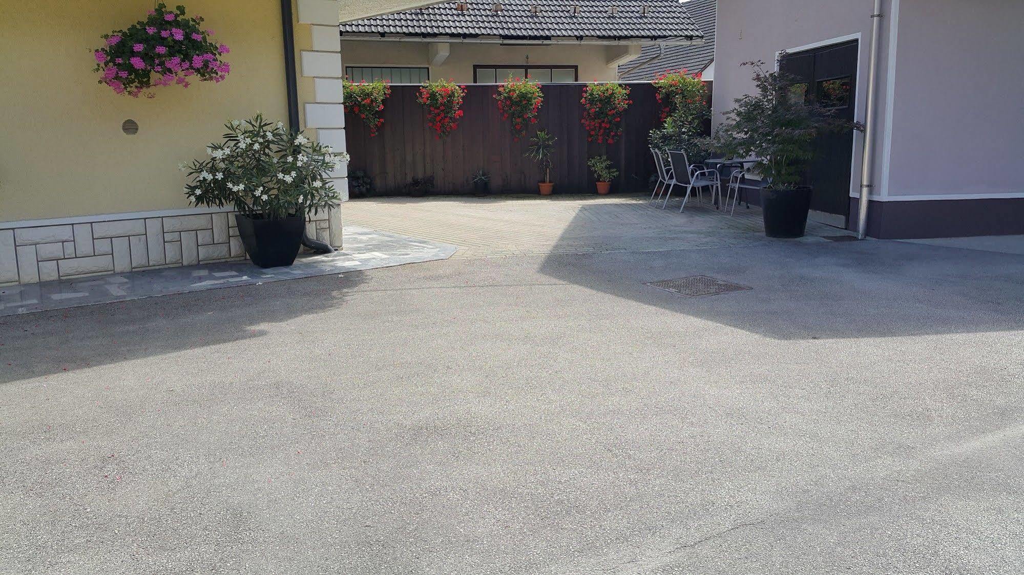 Rooms & Apartments Kepic, Airport Accomodation Cerklje na Gorenjskem Exterior foto